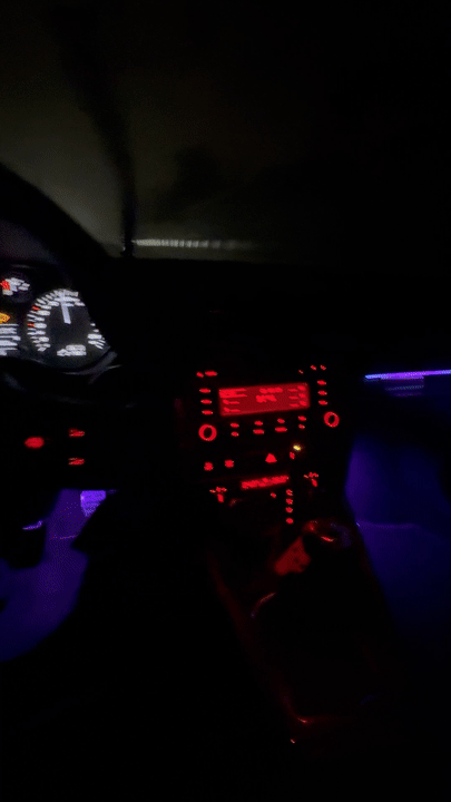 VROOMLIGHT – ambient LED do auta, który robi prawdziwy klimat nocnej jazdy 🚗✨